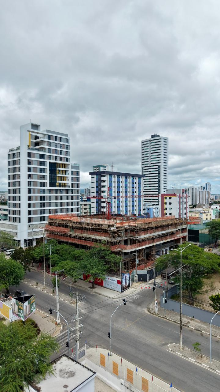 Vista real da obra do Terraço Inglaterra em abril de 2026
